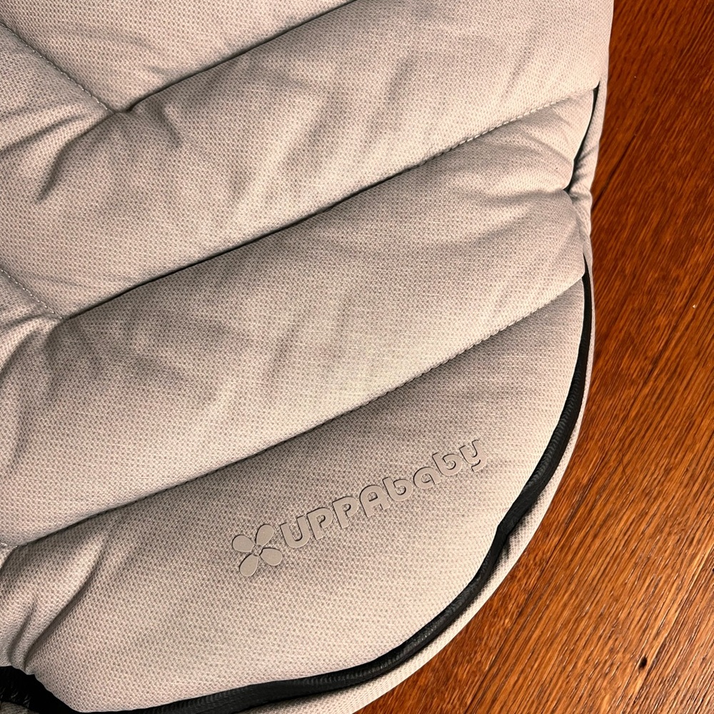 Uppa Baby Cozy Ganoosh in great condition. Super warm.